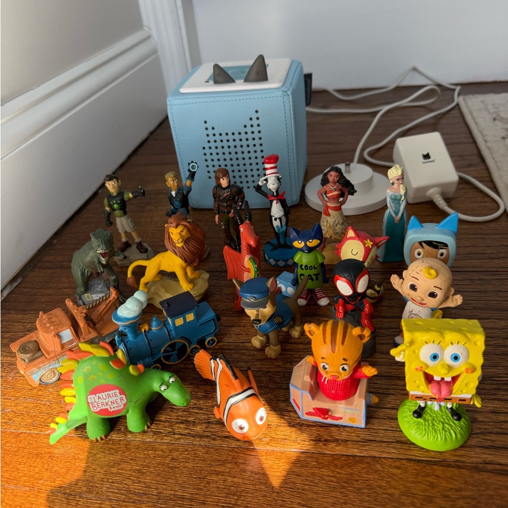 Tonie box with 21 figures